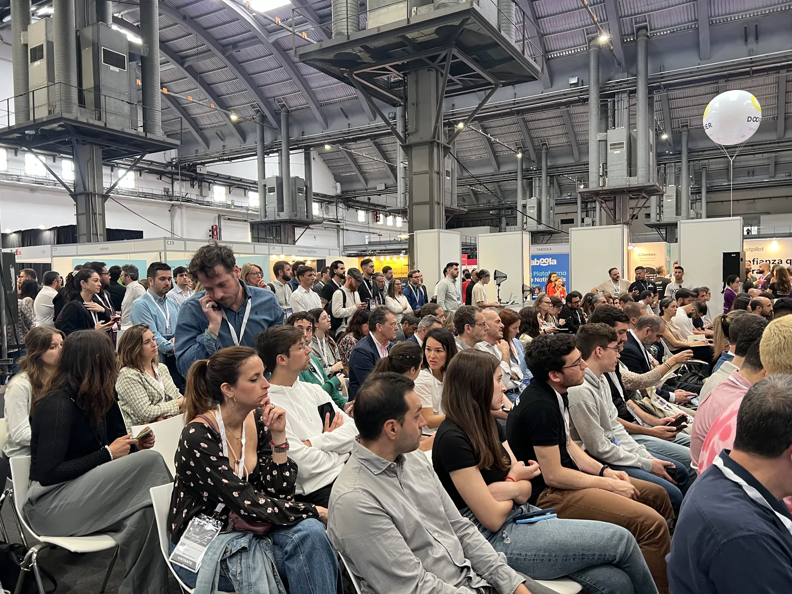 Asistentes sentados en las filas de FBAshow Barcelona 2024