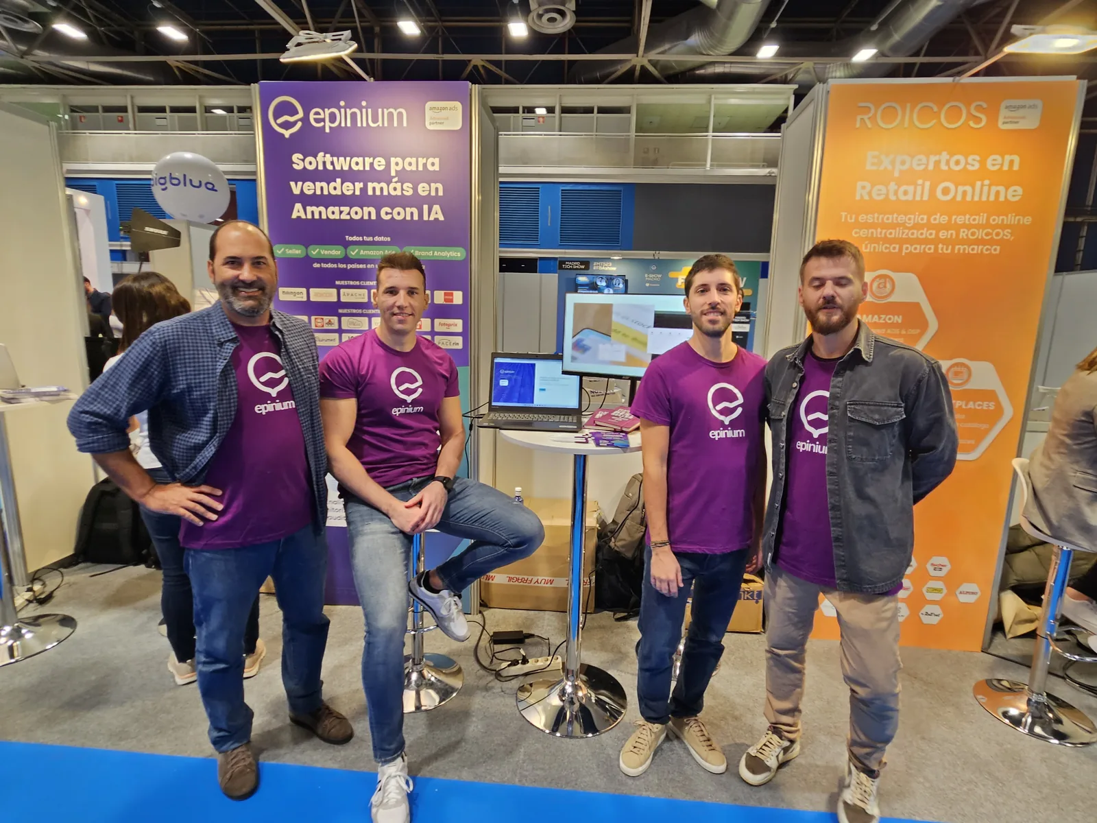 El equipo de Epinium en su stand de FBAshow Madrid 2023, junto al de Roicos